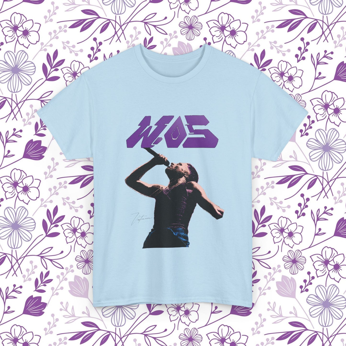 Camiseta WOS de corte urbano con diseño pop art en fondo floral, ideal para un estilo contemporáneo y único.