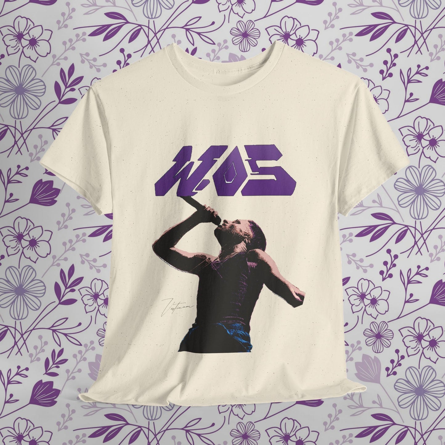 Camiseta urbana con retrato de WOS en estilo pop art moderno, fondo floral.