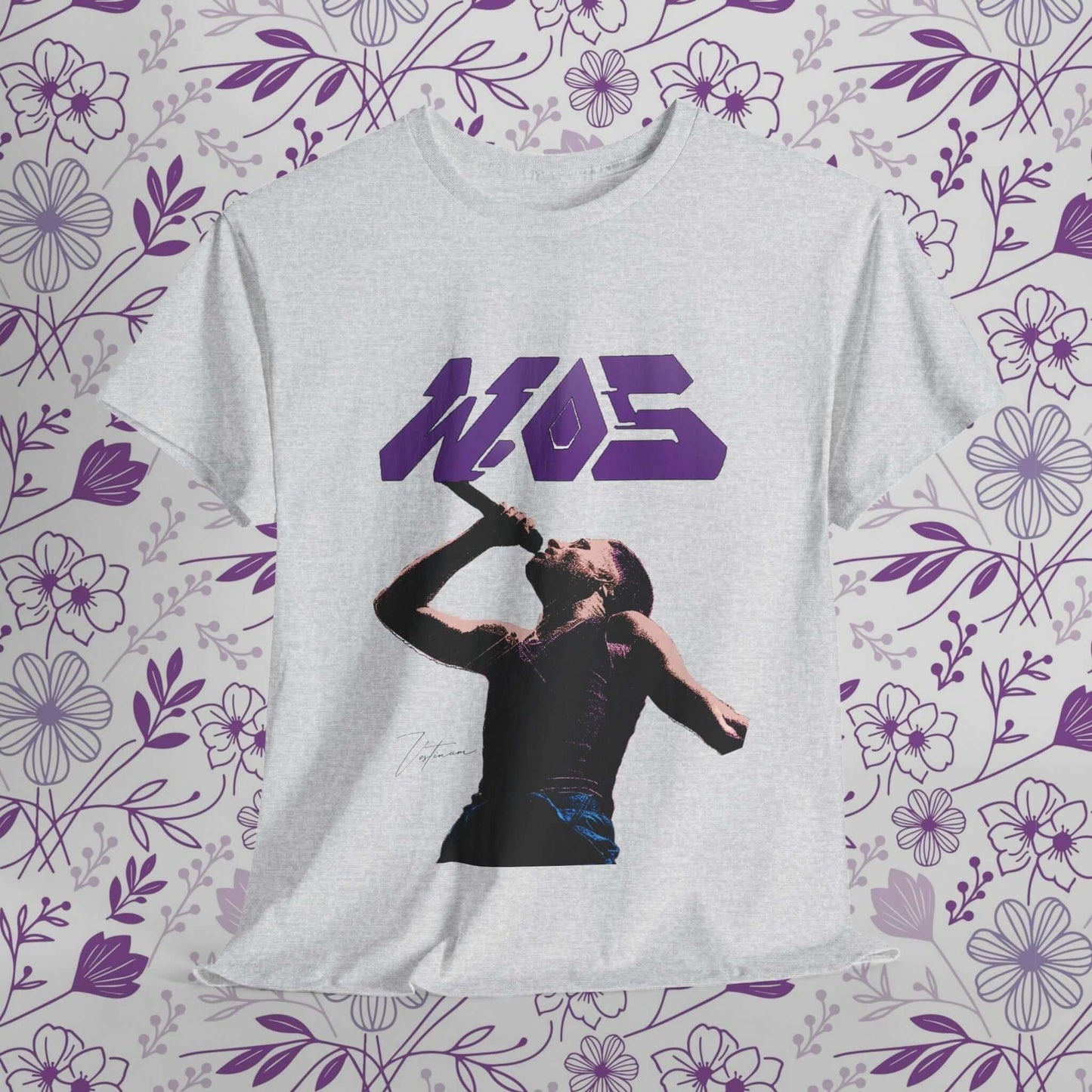 Camiseta urbana con retrato de WOS en estilo pop art moderno, sobre fondo floral.