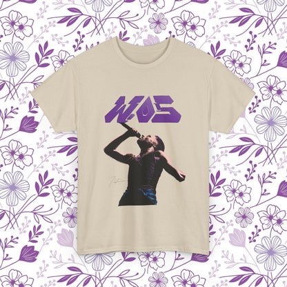 Camiseta WOS con retrato pop art y logo en color púrpura sobre fondo floral, estilo urbano y moderno.