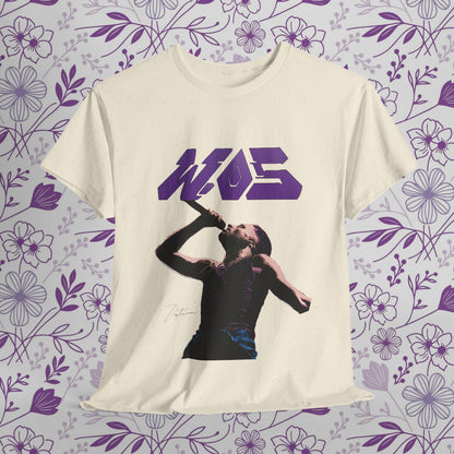 Camiseta urbana con retrato de WOS en estilo pop art moderno, fondo floral.