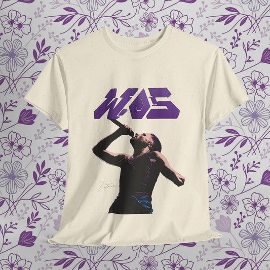 Camiseta urbana con retrato de WOS en estilo pop art moderno, fondo floral.