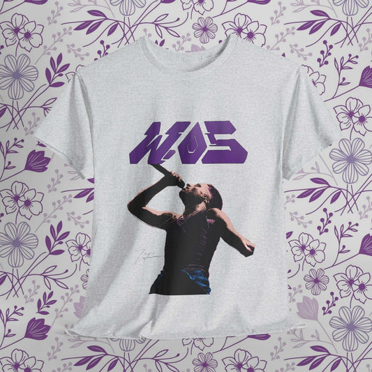Camiseta urbana con retrato de WOS en estilo pop art moderno, sobre fondo floral.